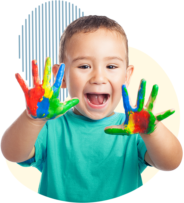Criança branca sorrindo com as mãos abertas cheias de tintas
