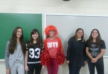 Capa de 9º ano C canta as preposições para o 7º C!