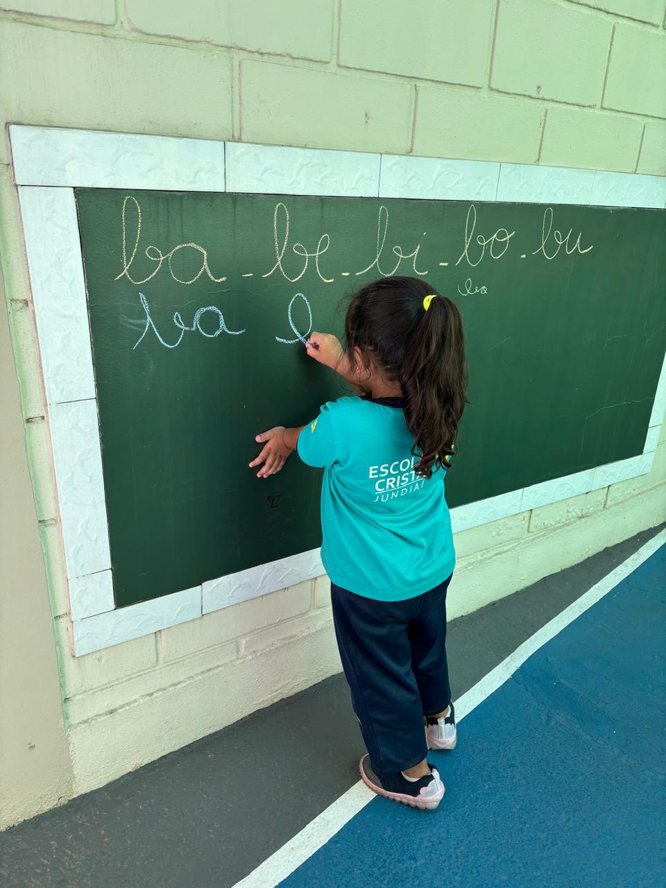 Capa de Alunos do Pré A treinando a escrita