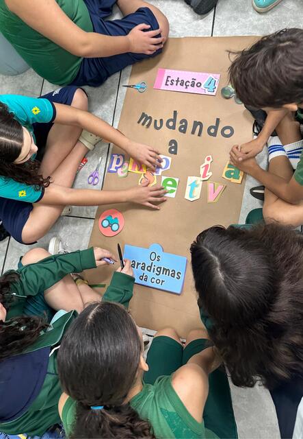 Capa de Criatividade a Mil: Alunos do 6º Ano A e C se preparam com entusiasmo para a Feira Cultural!