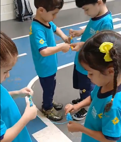 Foto de Jardim A se divertindo ao enrolar o barbante!