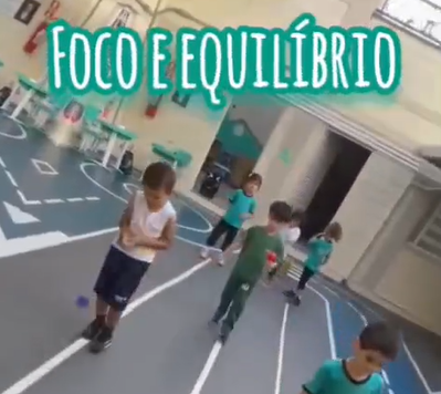 Foto de Jardim e Pré (A e C)- participam de atividade que estimula equilíbrio, concentração e atenção